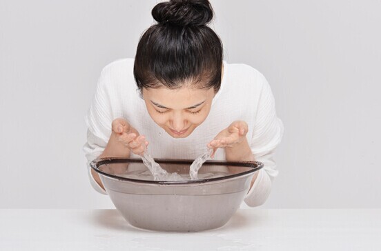 十八岁了开始长青春痘了好烦恼,十八岁男孩脸上长痘怎么回事