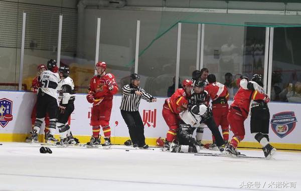 中国冰球队员打韩国球员两次,中国冰球队揍韩国队高清截图