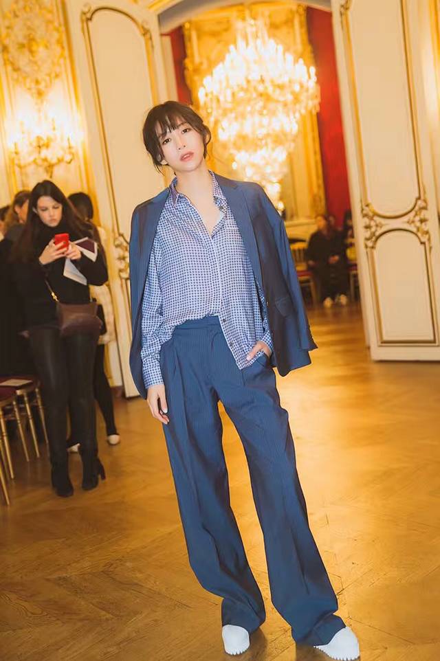 明星时装周观秀状态,巴黎时装周明星看秀的意义