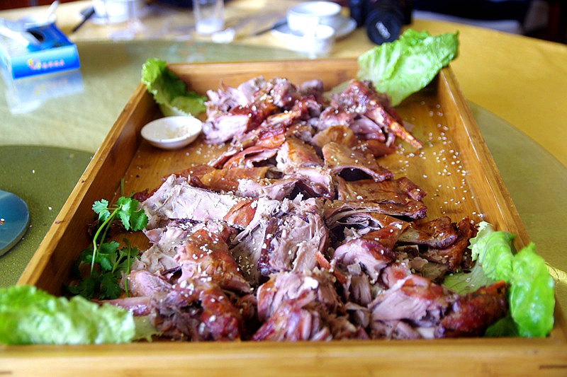 又一只外酥里嫩的烤全羊出炉了,这家的烤全羊最好吃又香又脆