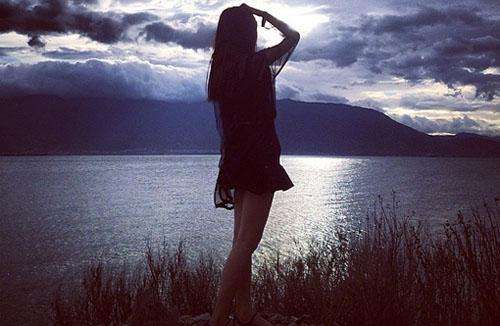 物是人非事事休欲语泪先流意思,物是人非事事休欲语泪先流韩寒