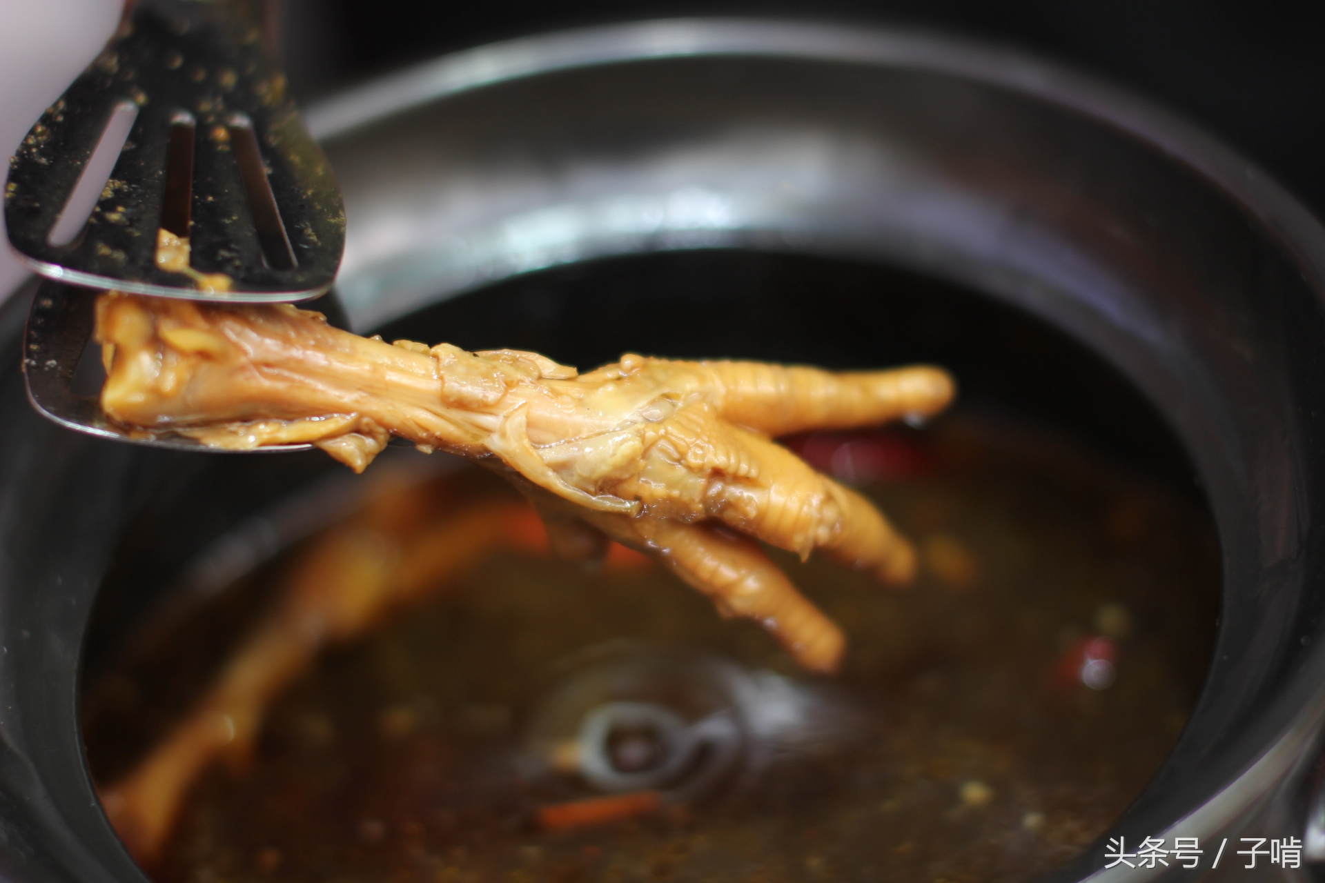 10块钱三个鸡爪,一包十几块的火锅鸡爪