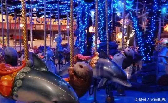 一个从来没用过童车的爸爸抱着孩子去日本水族馆吓人了!