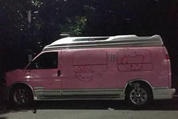 背景神秘的她出道从不拍吻戏,私底下十分富有,座驾却无比低调