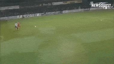 那些足坛精彩瞬间,梅西足球赛场上的搞笑瞬间