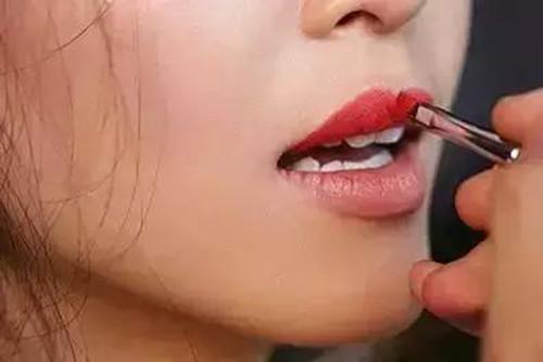 用口红在手上画图案,用手涂口红的正确方法