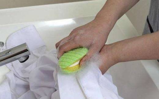 白色衣服的顽固发霉污渍如何清除,衣服发霉异味怎么清洗方法最简单