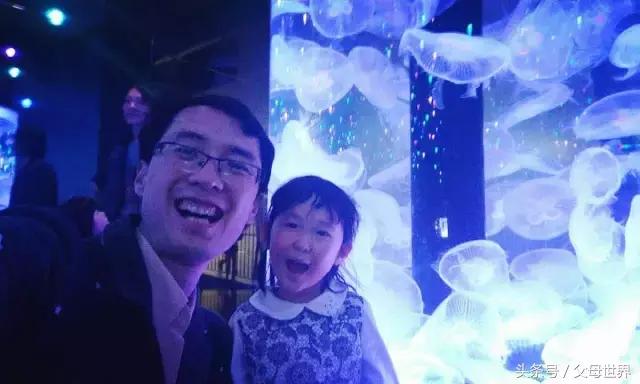 一个从来没用过童车的爸爸抱着孩子去日本水族馆吓人了!