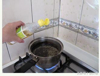 铁锅烧糊了锅内黑垢怎样快速去掉,自己洗锅去污渍的小窍门