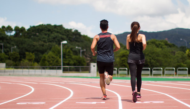 跑步时鞋带怎么系不容易开,如何防止跑步时黑脚趾