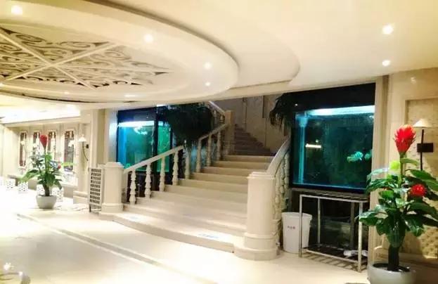 一起泡温泉的奢侈的享受,夏日一起泡温泉