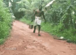 老板娘看我的眼神越来越不对劲,老板娘看我的眼神不对劲