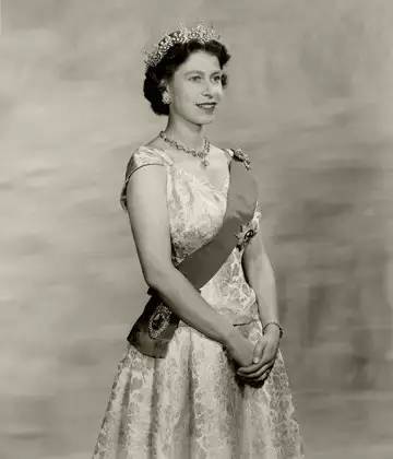 英国王室女王的王冠,英国女王皇冠和日本皇冠