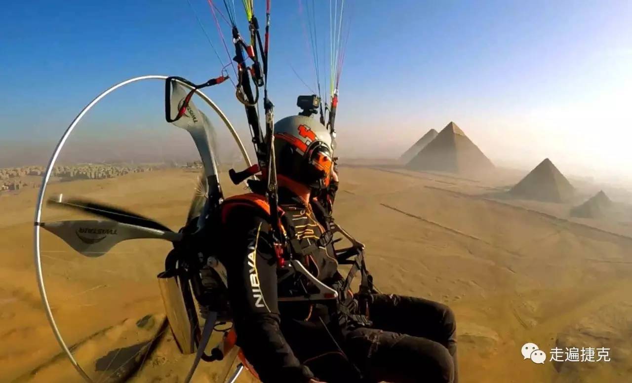 上瘾了，直升机飞行员什么都不顾了，捷克飞行员把直升机降落到瓦茨拉夫广场，自己去喝咖啡了