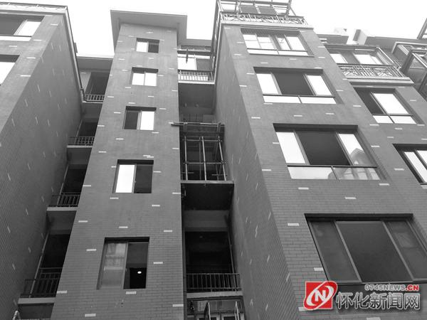 小区里的违章建筑属于哪里管,小区违章建筑投诉找哪个部门