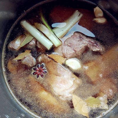 排骨炖酸菜地道东北菜,酸菜排骨越炖越好吃吗