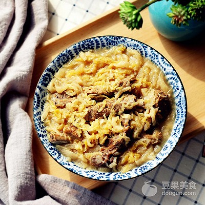 排骨炖酸菜地道东北菜,酸菜排骨越炖越好吃吗