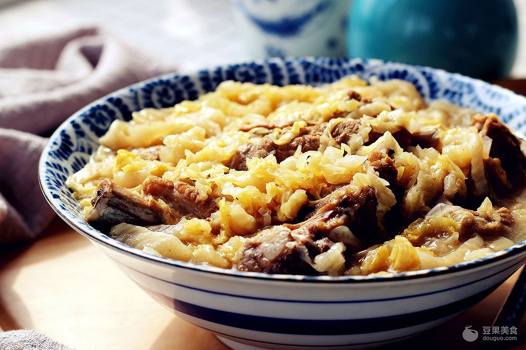 排骨炖酸菜地道东北菜,酸菜排骨越炖越好吃吗