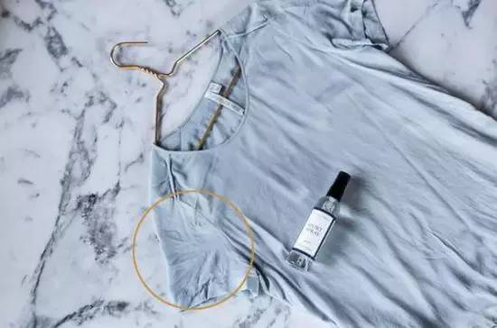 衣服皱巴巴的咋能穿出门,衣服皱起来了不用熨斗怎么弄平