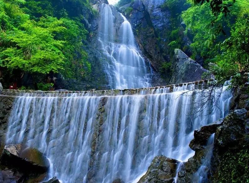 浙里有座藏在大山里的小香港，低调得让人心疼，高铁2h即达！