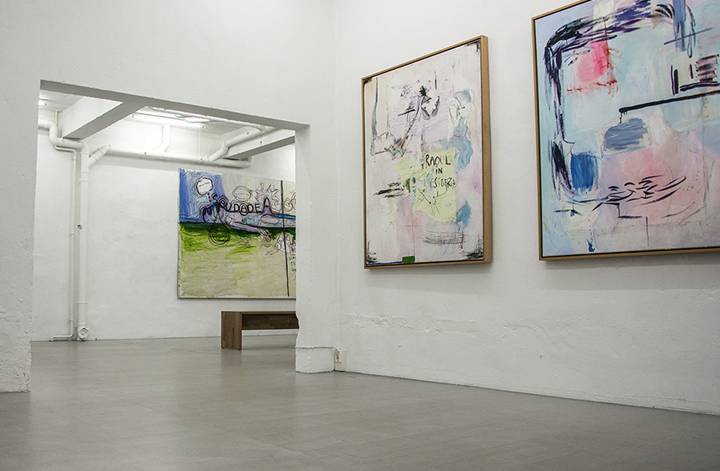 在山的那边海的那边有一群小红狗,在山的那边海的那边有一个蓝精灵