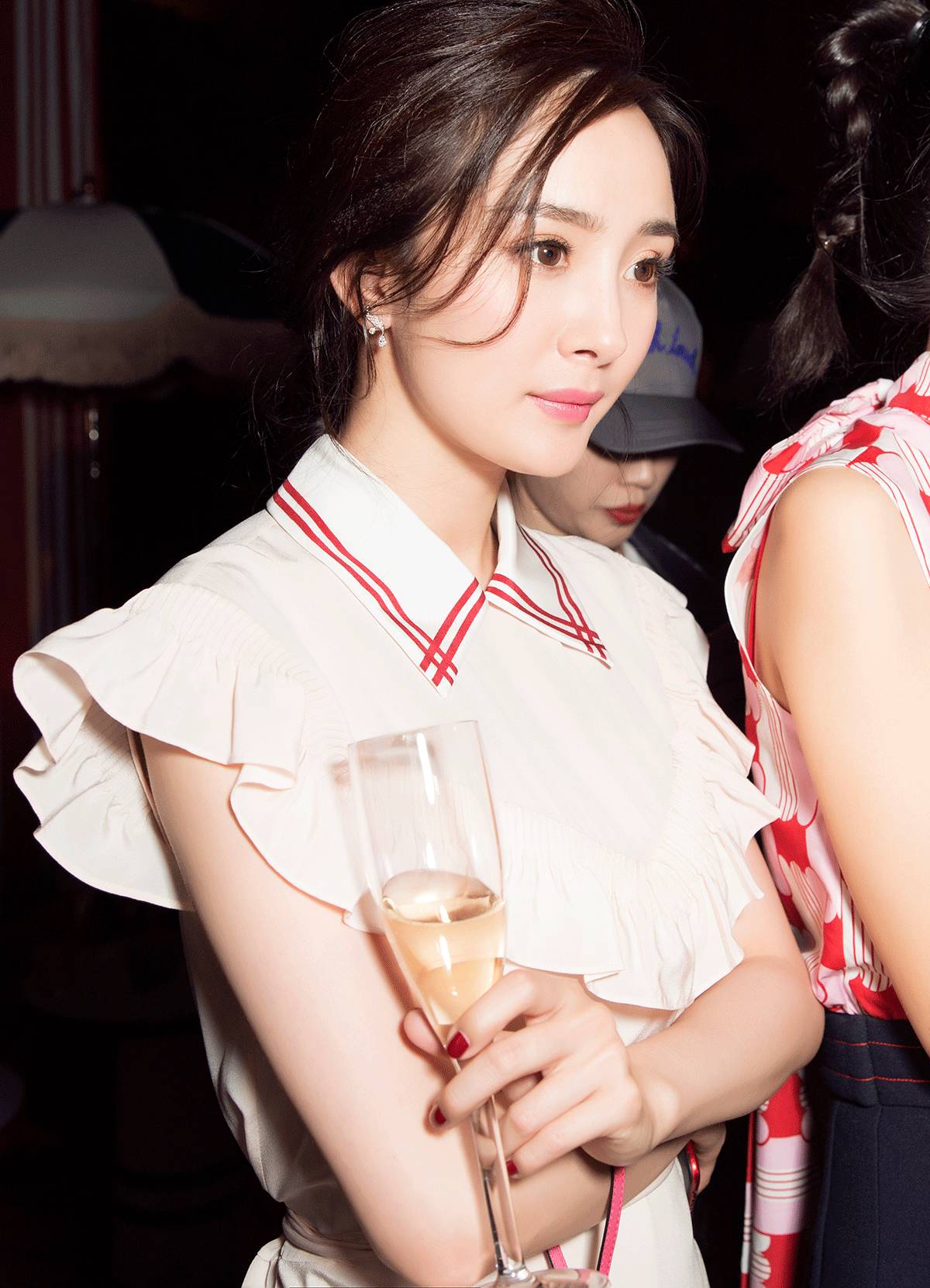 杨幂在泳池边吃苹果,在游泳馆里偶遇杨幂