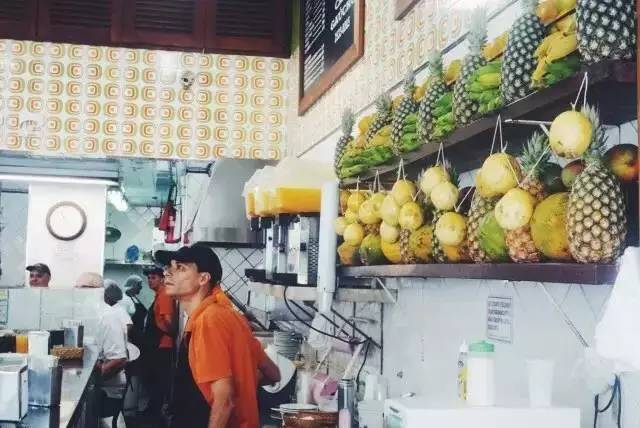 去年夏天，他几乎花光了全部积蓄流浪巴西，去了这些自由有趣的咖啡馆