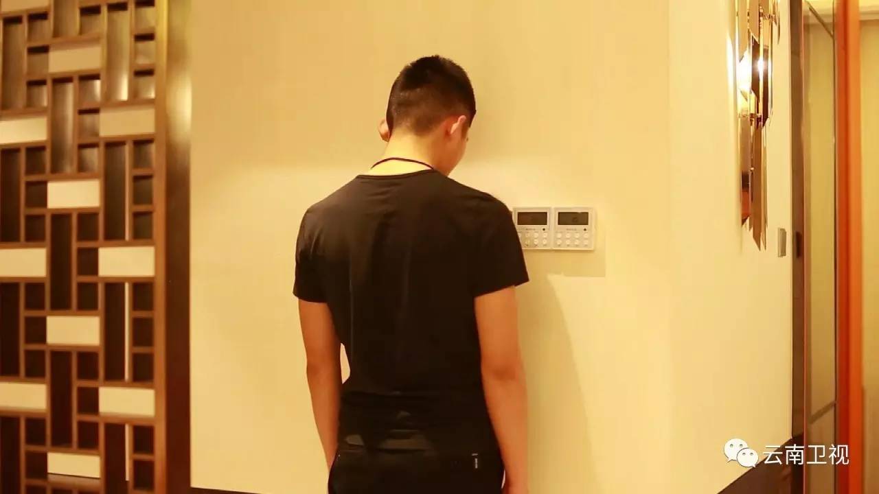 被罚跪键盘的女生,侦探汤姆被女友罚跪键盘