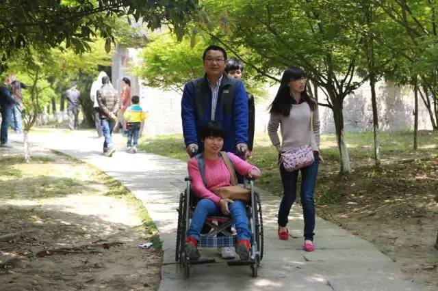 先天脑瘫、路人侧目,18岁她发帖求职逐梦人生这个萧山女孩的阳光不言弃,我服!