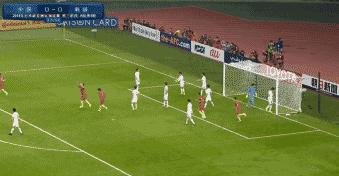 这一群中小学生像职业球员一样在踢球！