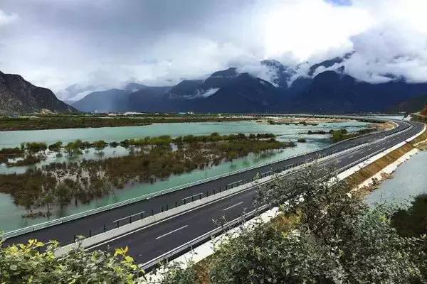 中国最美高速拉林公路,拉林高速最美路段