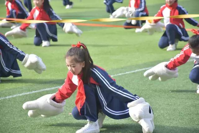 这一群中小学生像职业球员一样在踢球！