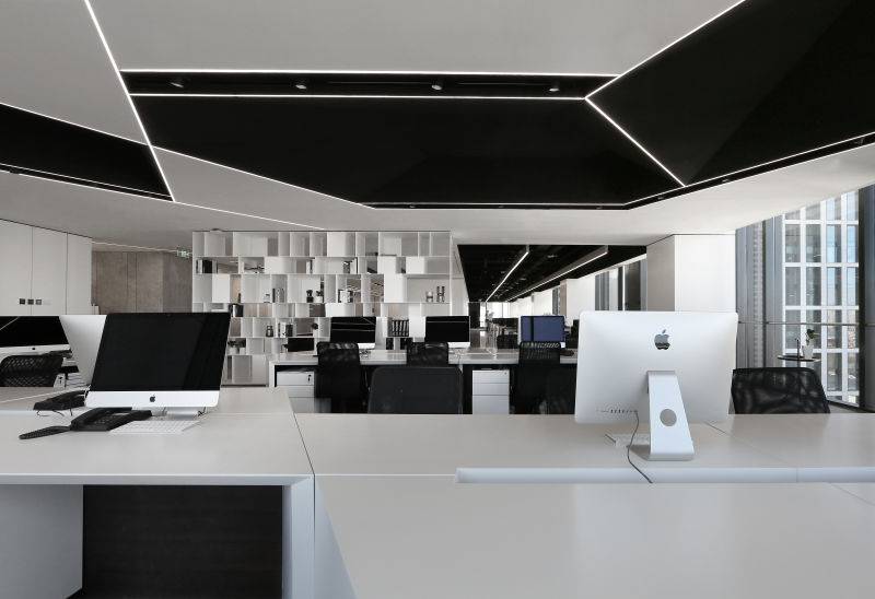 一个年轻潮服品牌的办公空间却选了素白当主打色？「设计联·1584期」
