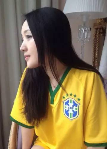 足球女球迷穿各种球衣,女球迷穿什么