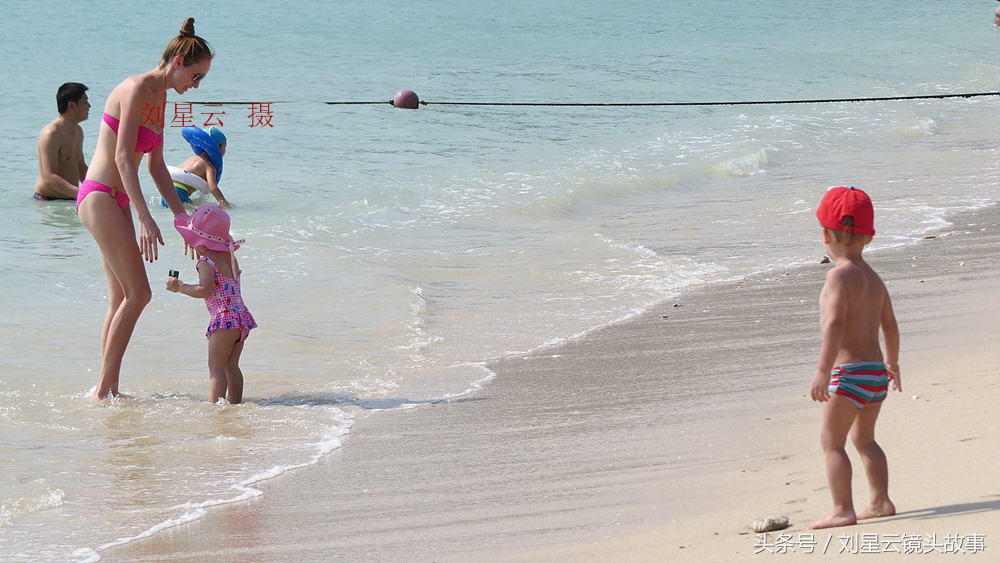 俄罗斯人三亚沙滩享受亲子日光浴好惬意,为人之母的洋妞有苗条的