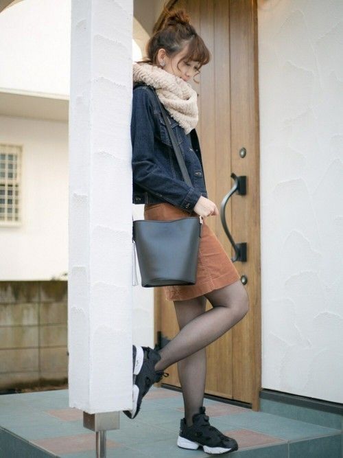 短牛仔外套如何搭配显瘦 (牛仔外套短怎么搭配好看)