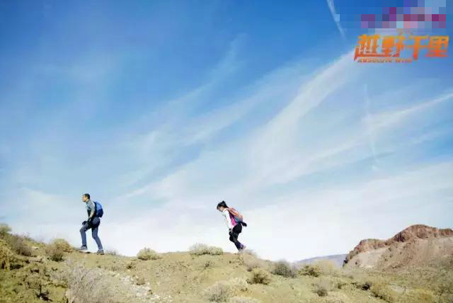 贝尔和柳岩吃蚯蚓,柳岩贝尔喝水