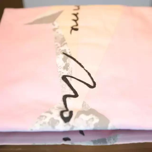 不敢去大牌店试衣服的年轻姑娘，可能永远不知道自己有多美