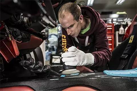 就算你月薪5万又怎样，在这儿也只够洗次车