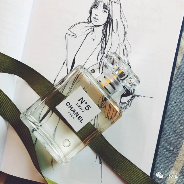 我给3个直男闻了16瓶香水，结果