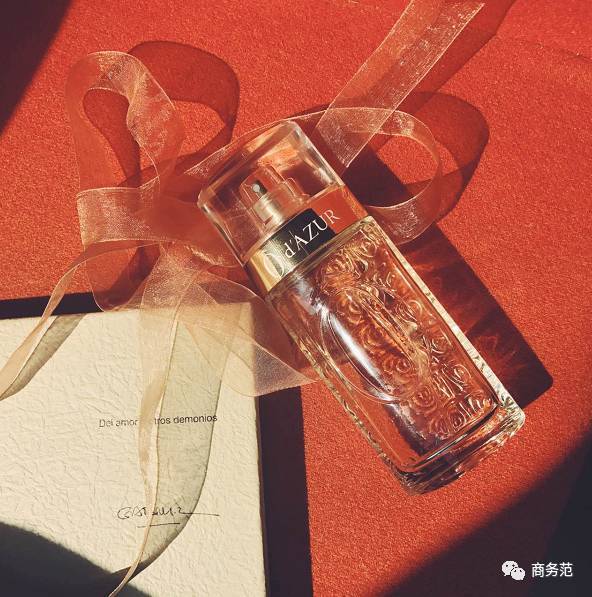 我给3个直男闻了16瓶香水，结果