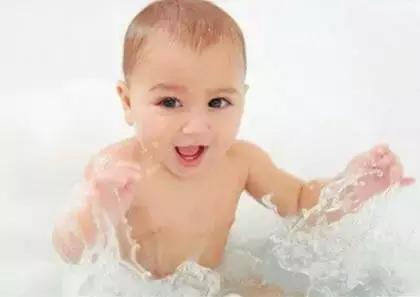 宝宝脸上有奶癣湿疹怎么好得快,婴儿脸上红色的点是湿疹还是奶癣