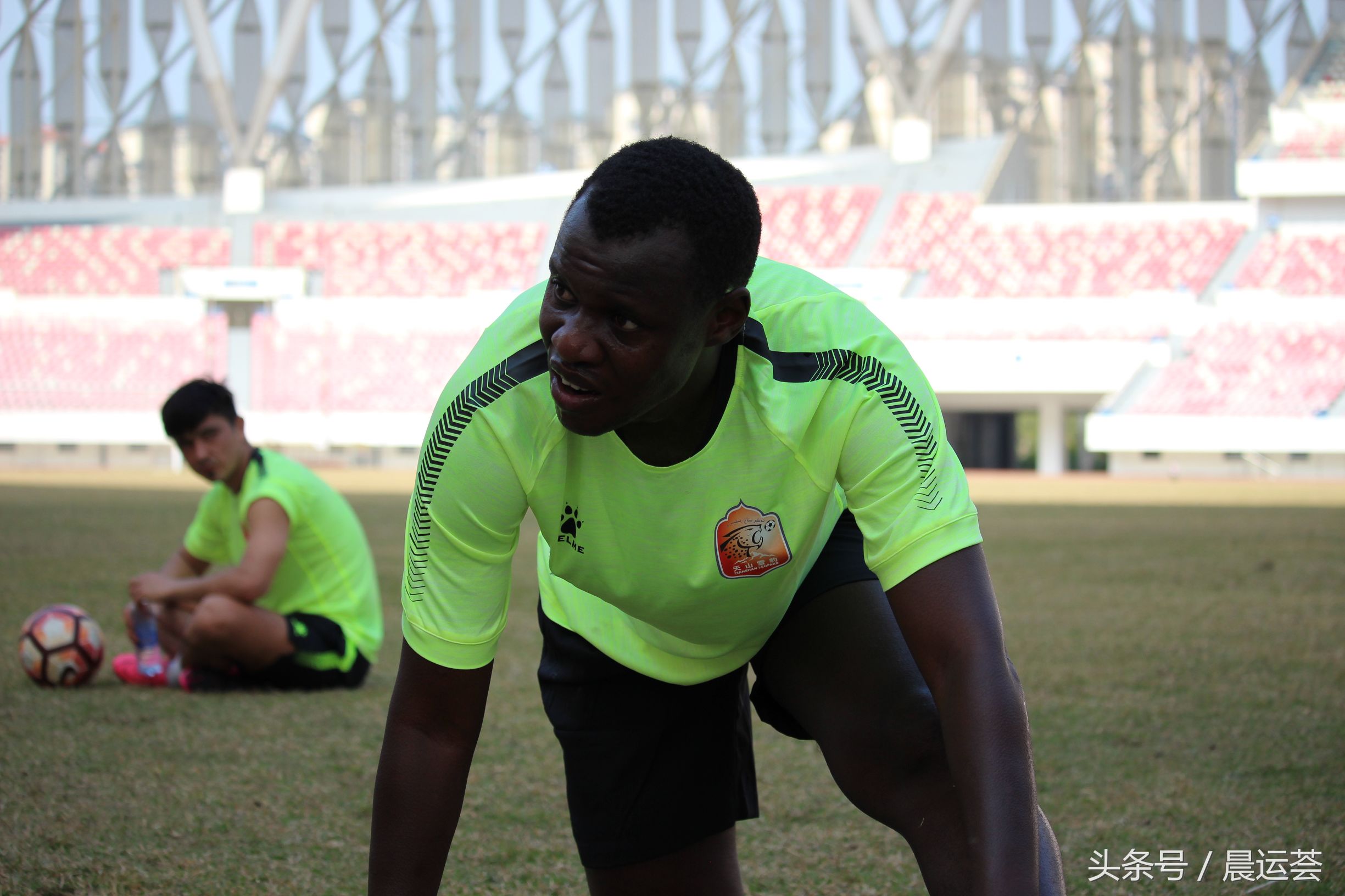 防守强悍无奈锋无力两点球两红牌丢了6分*疆新**雪豹开局有点苦