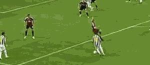 体育踢球搞笑名场面,足球运动场上的搞笑瞬间