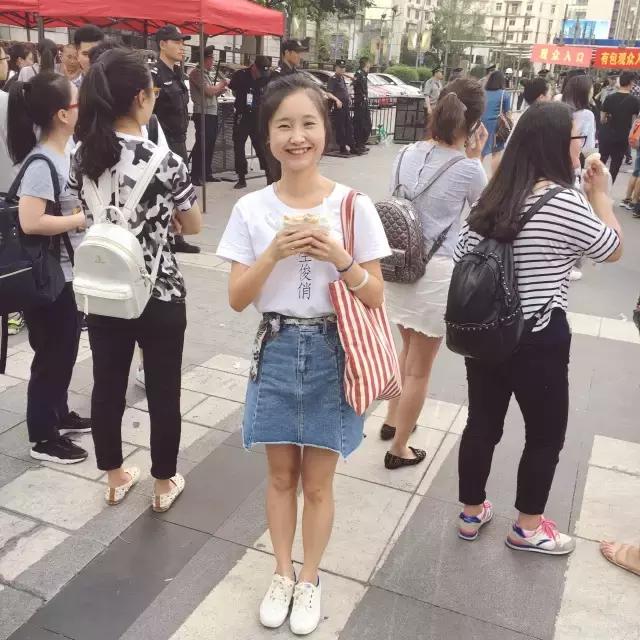 不敢去大牌店试衣服的年轻姑娘，可能永远不知道自己有多美