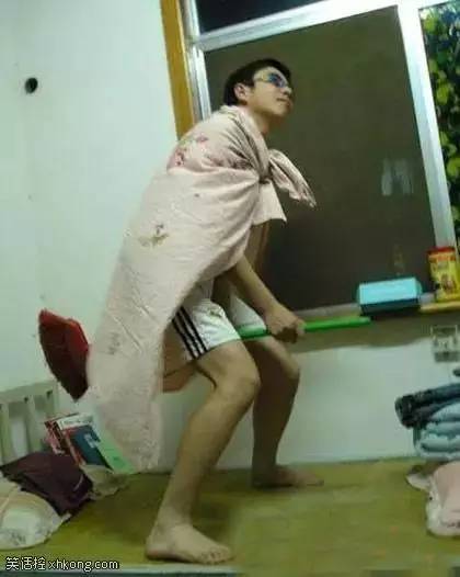 兄弟你穿衣服倒是长点心，这到底是几个意思