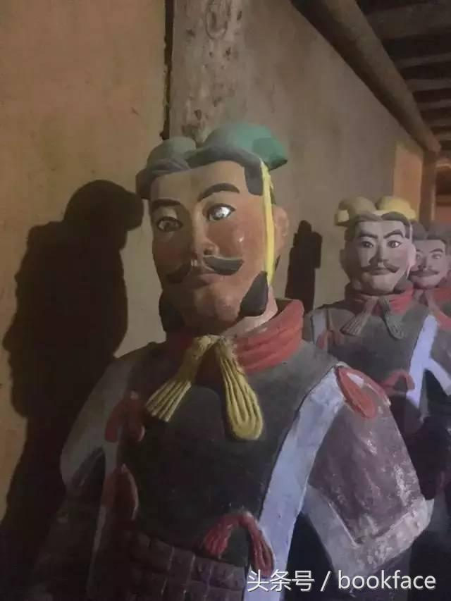 一群男人列队欢迎,霸道总裁出场一群男生迎接