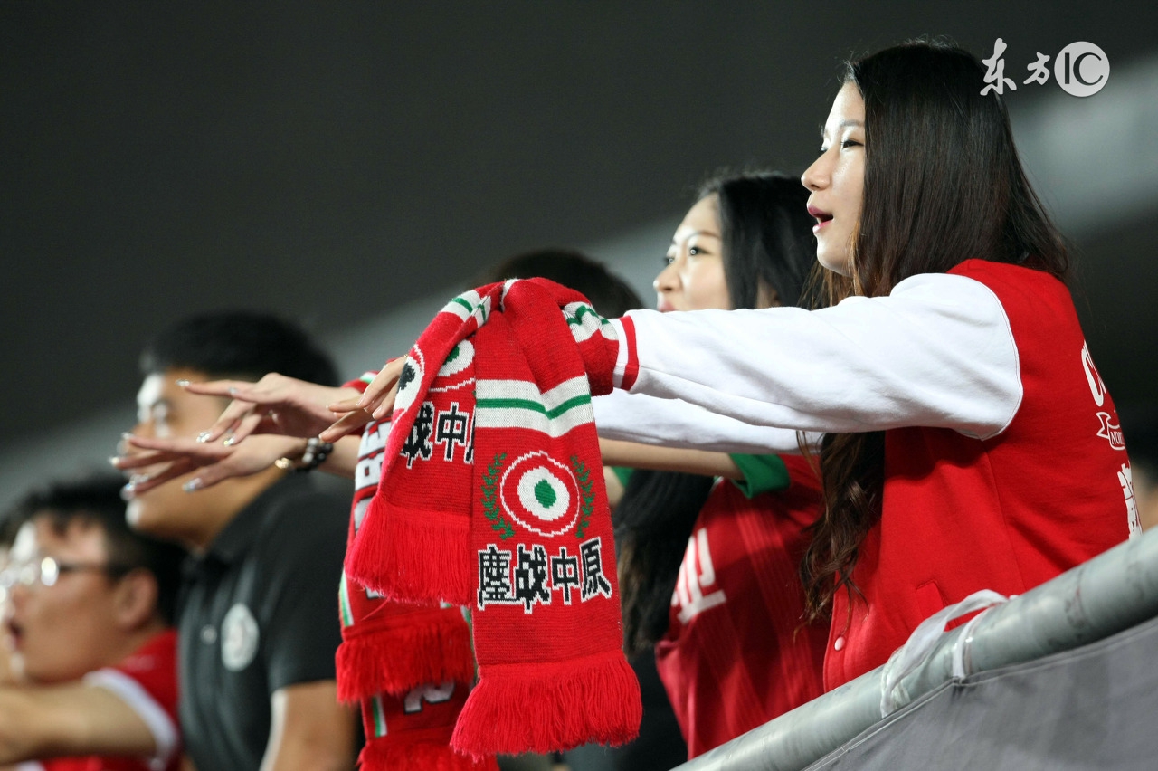 中超比赛女球迷,中超开赛现场观众