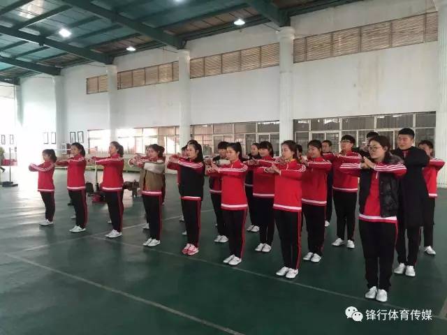 精英足球大批幼教美女老师来袭，足球的明天在这里