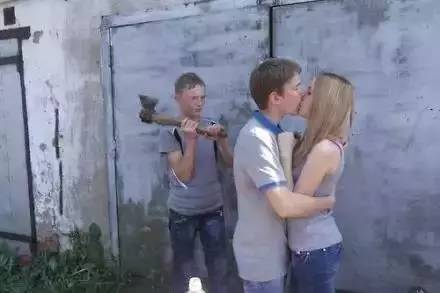 兄弟你穿衣服倒是长点心，这到底是几个意思